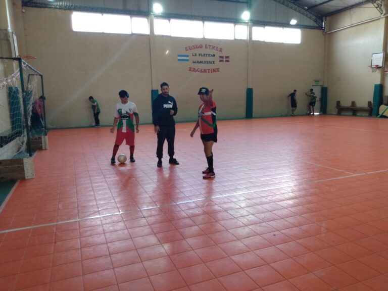 Los equipos de futbol ciegos y ciegas lanzaron un bono solidario