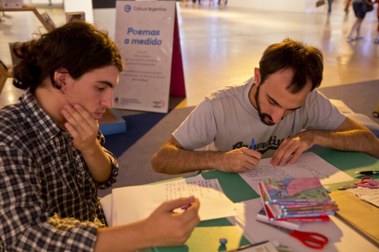 Concurso nacional de escritura “La historia la ganan los y las que escriben”