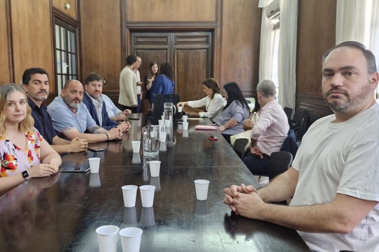 Paritarias: el gobierno propone un aumento de 1,3 % hasta mayo en otro intento de provocación a los bolsillos.