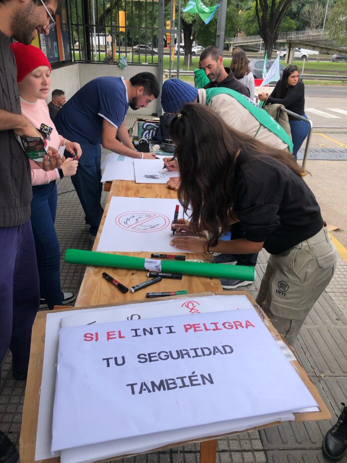 Los trabajadores del INTI realizando actividades de visibilización