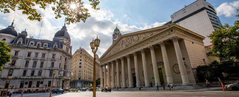La catedral repleta para despedir al papa Francisco con una misa única