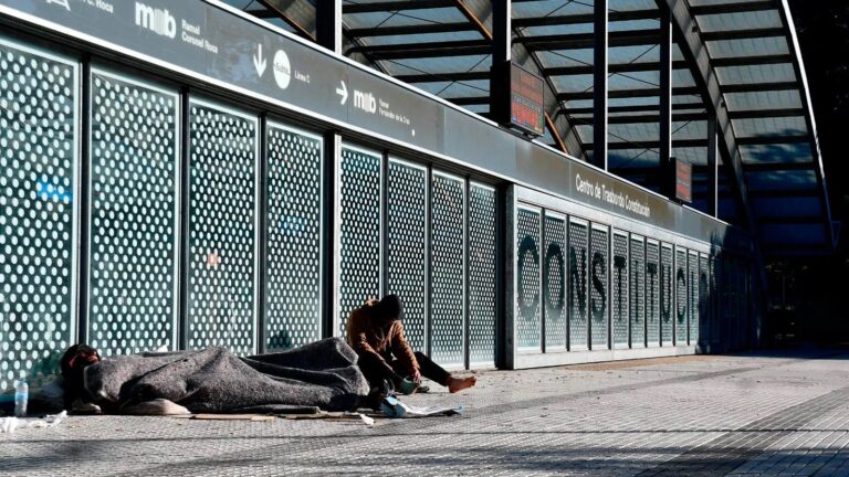 Preocupación en las calles porteñas: una muerte y un caso de tuberculosis.