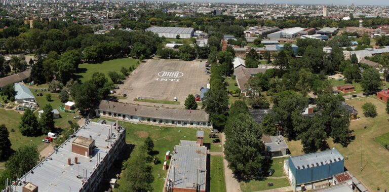 El INTI como estacionamiento del Quilmes Rock: una postal de vaciamiento.