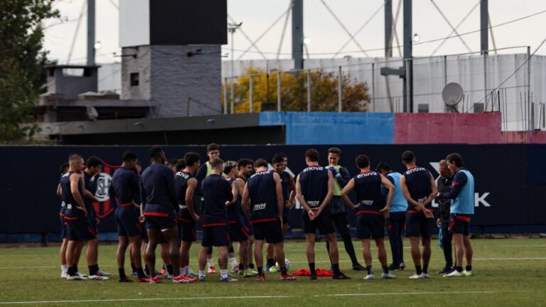 El plantel de futbol de San Lorenzo, de paro por falta de pagos.