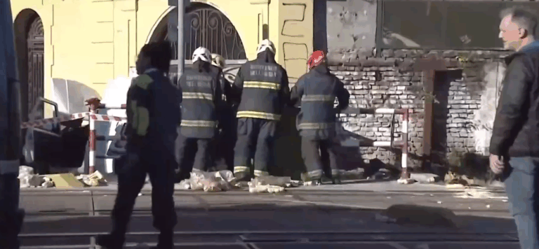 Tragedia en las vías del tren Sarmiento: un hombre falleció y otro está hospitalizado tras cruzar con la barrera baja