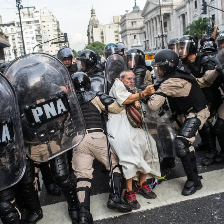 Nueva represión a jubilados frente al Congreso deja heridos y detenidos