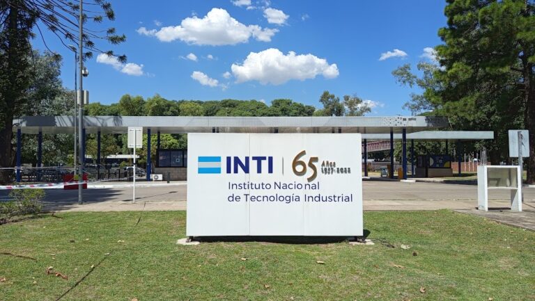 Abrazo simbólico al INTI: alerta por la centralización y vaciamiento del instituto