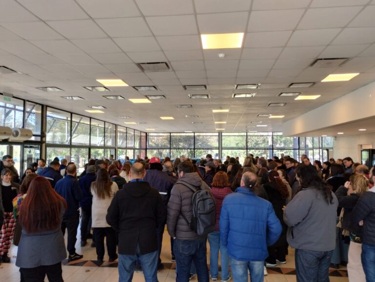 Trabajadores del INTI se movilizan contra la centralización del instituto y defienden sus puestos de trabajo
