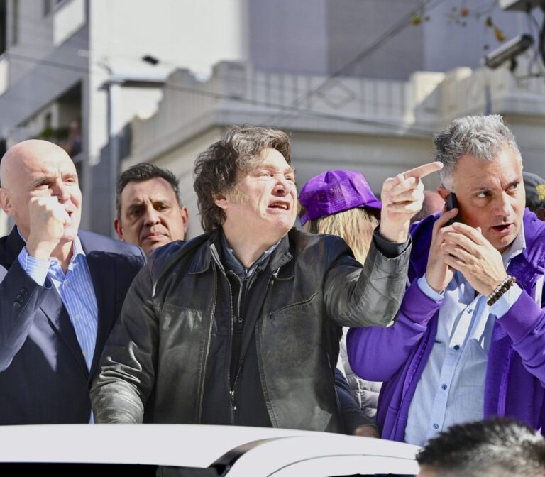 Piedras, huevazos e insultos: evacuaron la caravana de Milei en Lomas de Zamora