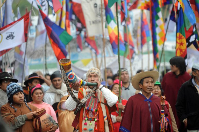 La Contradicción del 12-O: Mientras el Gobierno celebra la Conquista, las Comunidades Denuncian el Genocidio
