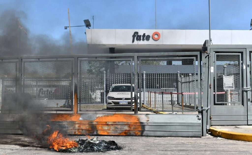 ordenaron-el-desalojo-de-los-trabajadores-que-permanecen-en-la-fabrica-de-fate