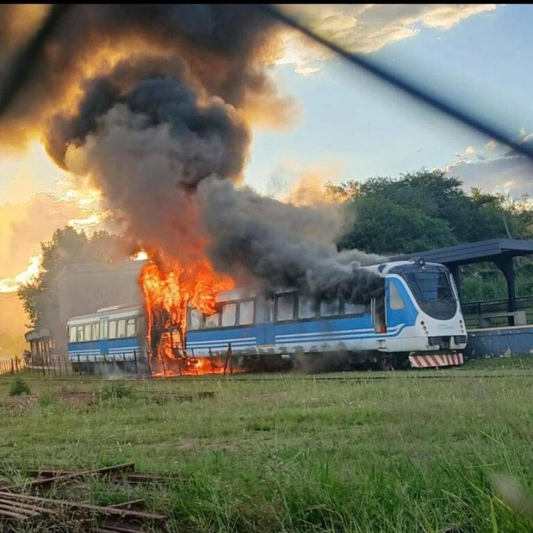 Estado de Alerta: Se Investigan las Causas del Incendio que Destruyó el Tren de las Sierras