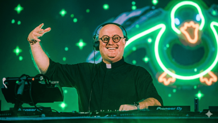 Música electrónica en Plaza de Mayo: el Padre Guilherme DJ toca gratis en el día de hoy.