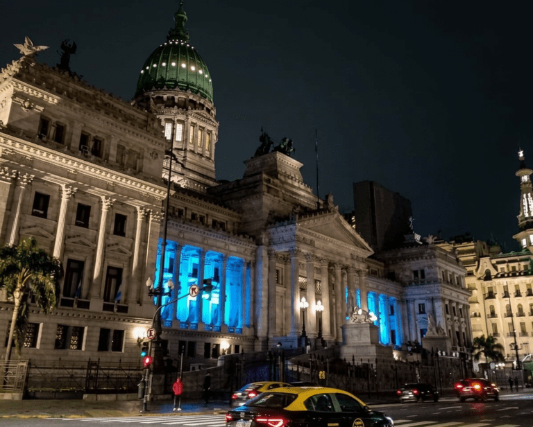 CILSA celebró sus 60 años iluminando de cian los monumentos más emblemáticos de Buenos Aires