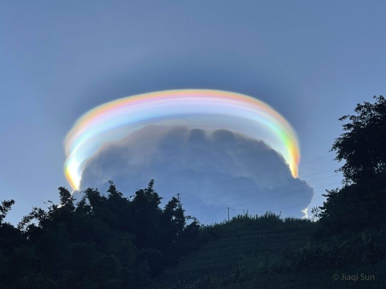 El cielo de Indonesia se tiñó de colores: ¿Qué son las impactantes «nubes arcoíris»?
