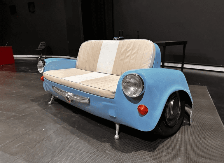 El impactante sillón de Fiat 600 que sacude la calle Corrientes