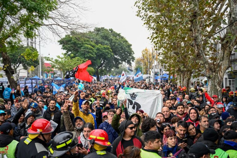 las-imagenes-del-multitudinario-velorio-del-indio-solari-en-villa-dominico