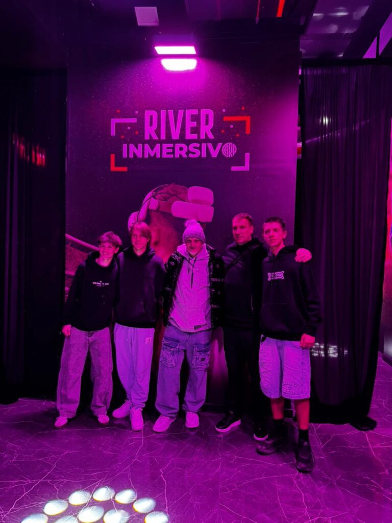 maxi-lopez-y-sus-hijos-disfrutaron-de-la-experiencia-river-inmersivo