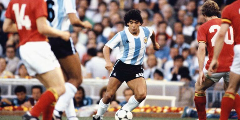 A 44 años primer doblete de Diego en las Copas del Mundo