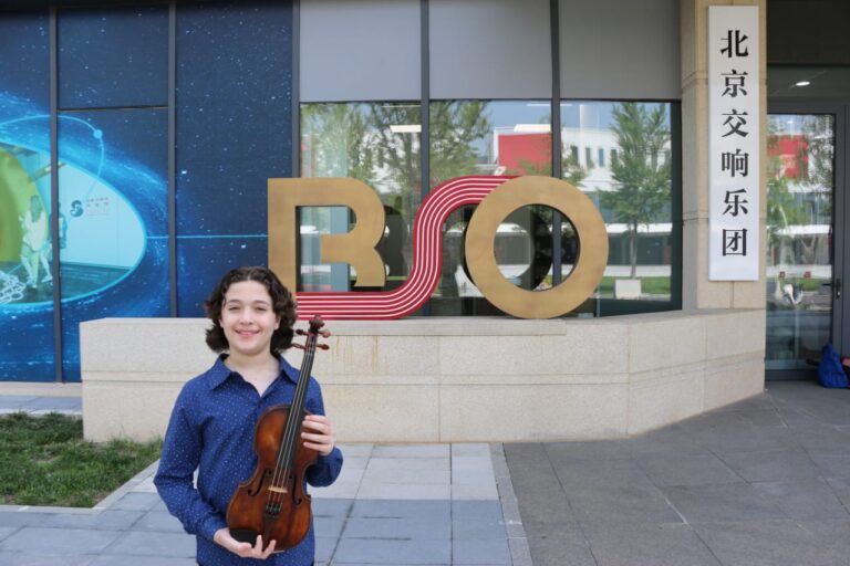 Con solo 13 años, tocó a Piazzolla junto a la Sinfónica de Pekín