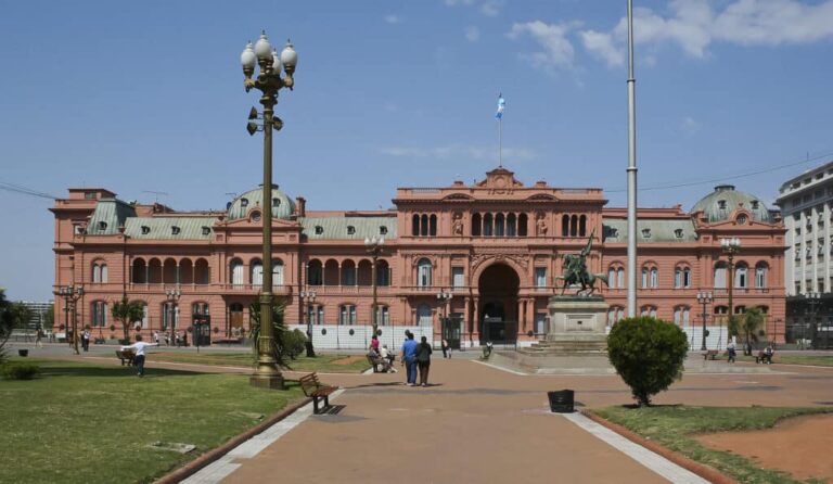Hoja de ruta oficial: el plan de Caputo para la deuda, la convocatoria a los gobernadores y la tensión por las tarifas