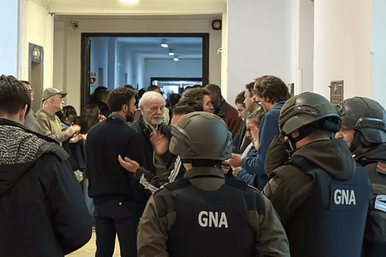 despidos-en-la-cnea:-gendarmeria-entro-a-reprimir-a-un-centenar-de-trabajadores