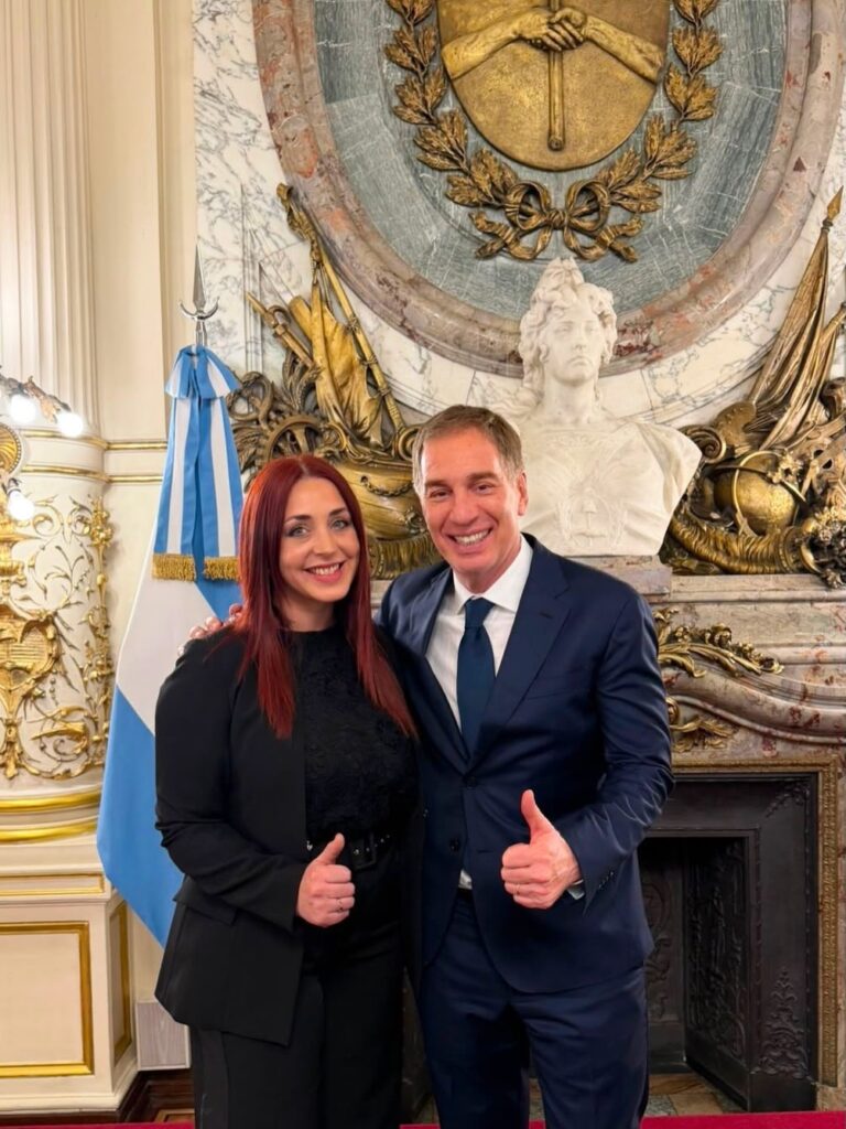 una-dirigente-del-pro-platense-estuvo-presente-en-la-asuncion-de-santilli-como-jefe-de-gabinete