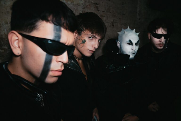 “brindemos-los-2”:-coco-palmer-y-suriz-estrenan-una-obra-conceptual-con-videoclip-futurista