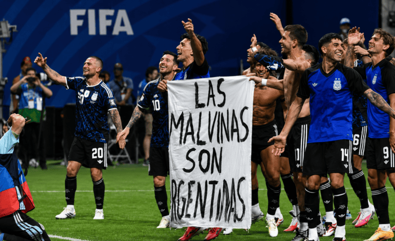 tras-el-triunfo-argentino,-el-reino-unido-redobla-la-tension-por-el-cartel-sobre-malvinas