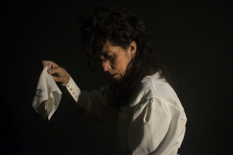 «Aurelia escribe», el unipersonal que desafía el silencio de la historia oficial en el Teatro del Pueblo