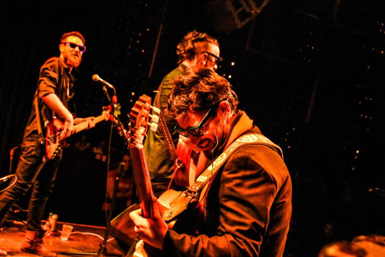 Hacha de Papel presenta «Los Caminos» en el CAFF: rumba rioplatense y fuego colectivo tras su gira europea