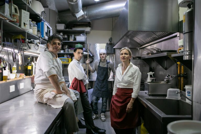 «Restorán»: la obra que convierte la vorágine de un restaurante en pura comedia