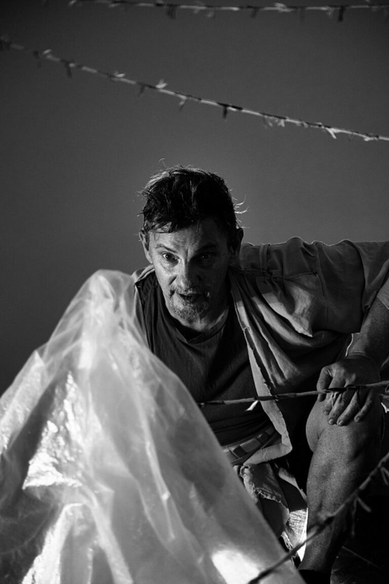 «Insoluble»: la obra unipersonal que expone las heridas de la marginalidad