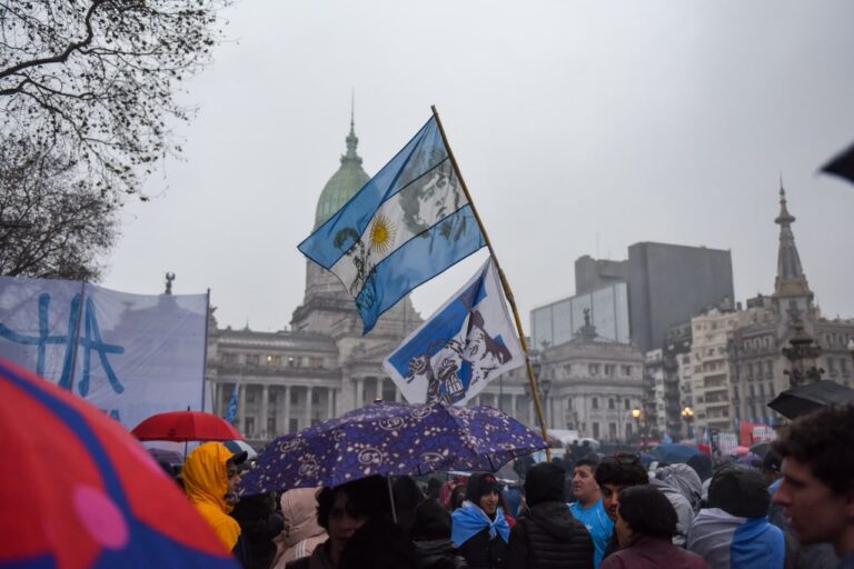 A pesar de las lluvias, la gente se movilizó pacíficamente y hubo brutales represiones