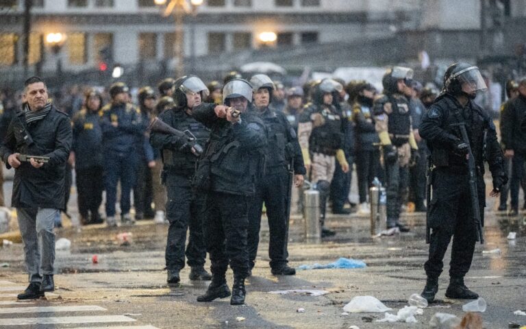 Identifican a Comisario de la PFA disparando de civil en la manifestación