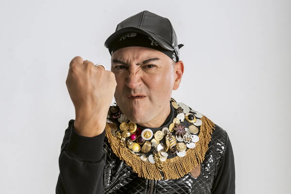 Leo García puño arriba
