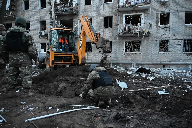 Al menos tres muertos y 30 heridos por los bombardeos rusos en Ucrania este miércoles