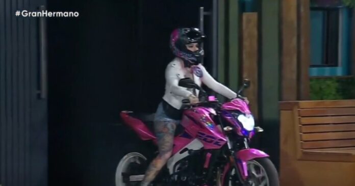 rating:-como-le-fue-a-gran-hermano-con-la-espectacular-entrada-de-“la-nueva”,-que-se-metio-en-la-casa-a-bordo-de-su-moto-rosa