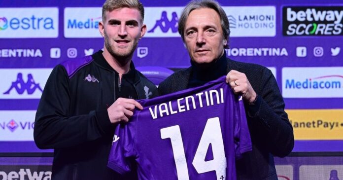 el-dardo-de-nicolas-valentini-a-la-dirigencia-de-boca-durante-su-presentacion-oficial-en-la-fiorentina-de-italia