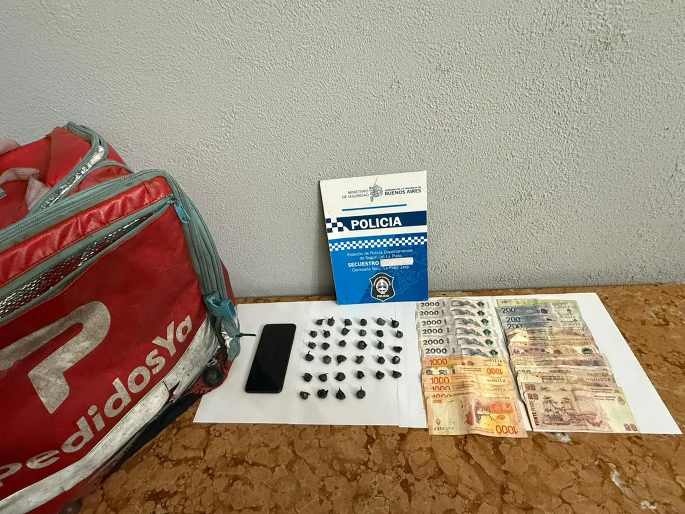 detienen-a-un-falso-repartidor-de-pedidos-ya-en-pleno-centro-de-la-plata:-llevaba-cocaina-en-su-mochila