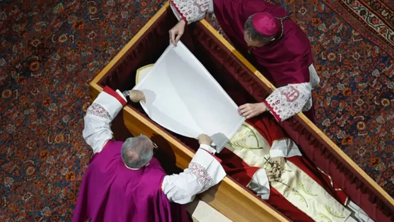 Sin ataúdes lujosos ni joyas: Francisco rompe siglos de tradición con un funeral austero y embalsamiento «moderno»