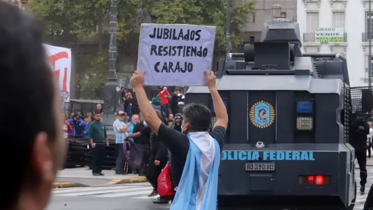 Jubilados y sindicatos en pie de lucha: arranca el paro general de 36 horas.