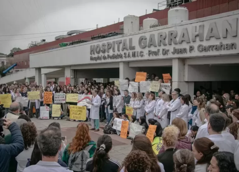 Conflicto en el Garrahan: Residentes mantienen paro indefinido mientras el Gobierno exige condiciones para negociar