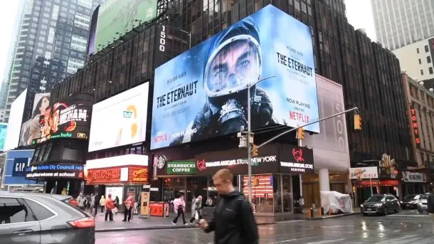 El Eternauta en el Time Square de New York