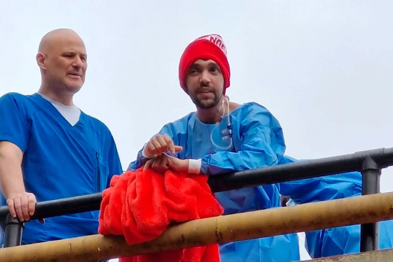 Pablo Grillo da su primer paseo por el hospital tras 55 días de recuperación