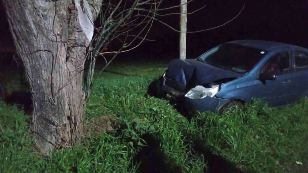 una-conductora-se-salva-de-milagro-tras-chocar-contra-un-arbol-en-mechita
