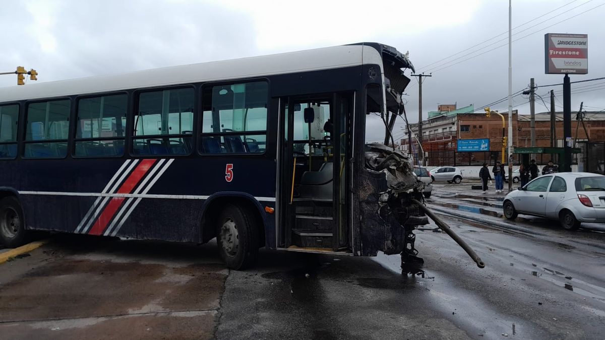 esteban-echeverria:-fuerte-choque-entre-un-colectivo-y-un-camion-en-camino-de-cintura