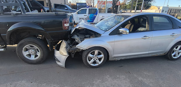 auto-colisiono-de-atras-a-una-camioneta-en-una-de-las-rotondas-de-general-villegas