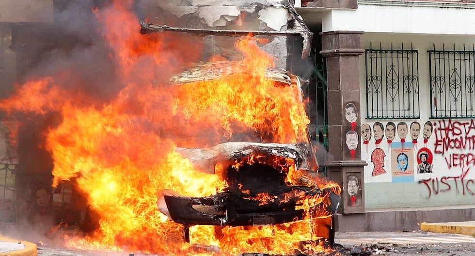 mexico:-atacan-cuartel-militar-durante-protesta-por-desaparicion-de-estudiantes-de-ayotzinapa