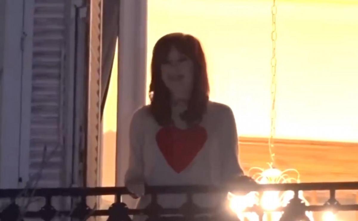 cristina-festejo-en-el-balcon-y-critico-a-milei:-sali-de-la-burbuja,-hermano